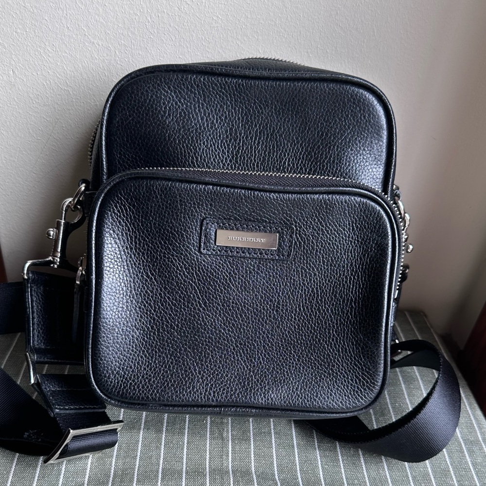 Burberry Black Messenger Bag Classic‎ Leather Design